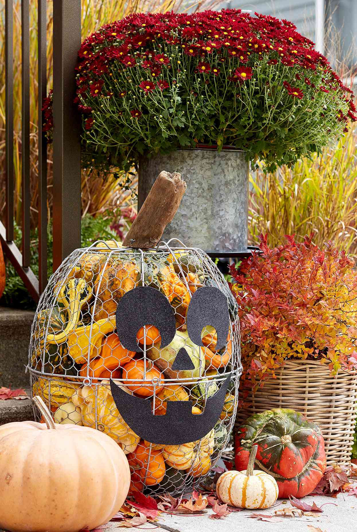 Decorating Yard with Pumpkins Awesome 26 Outdoor Fall Decorating Ideas to Showcase Through Thanksgiving