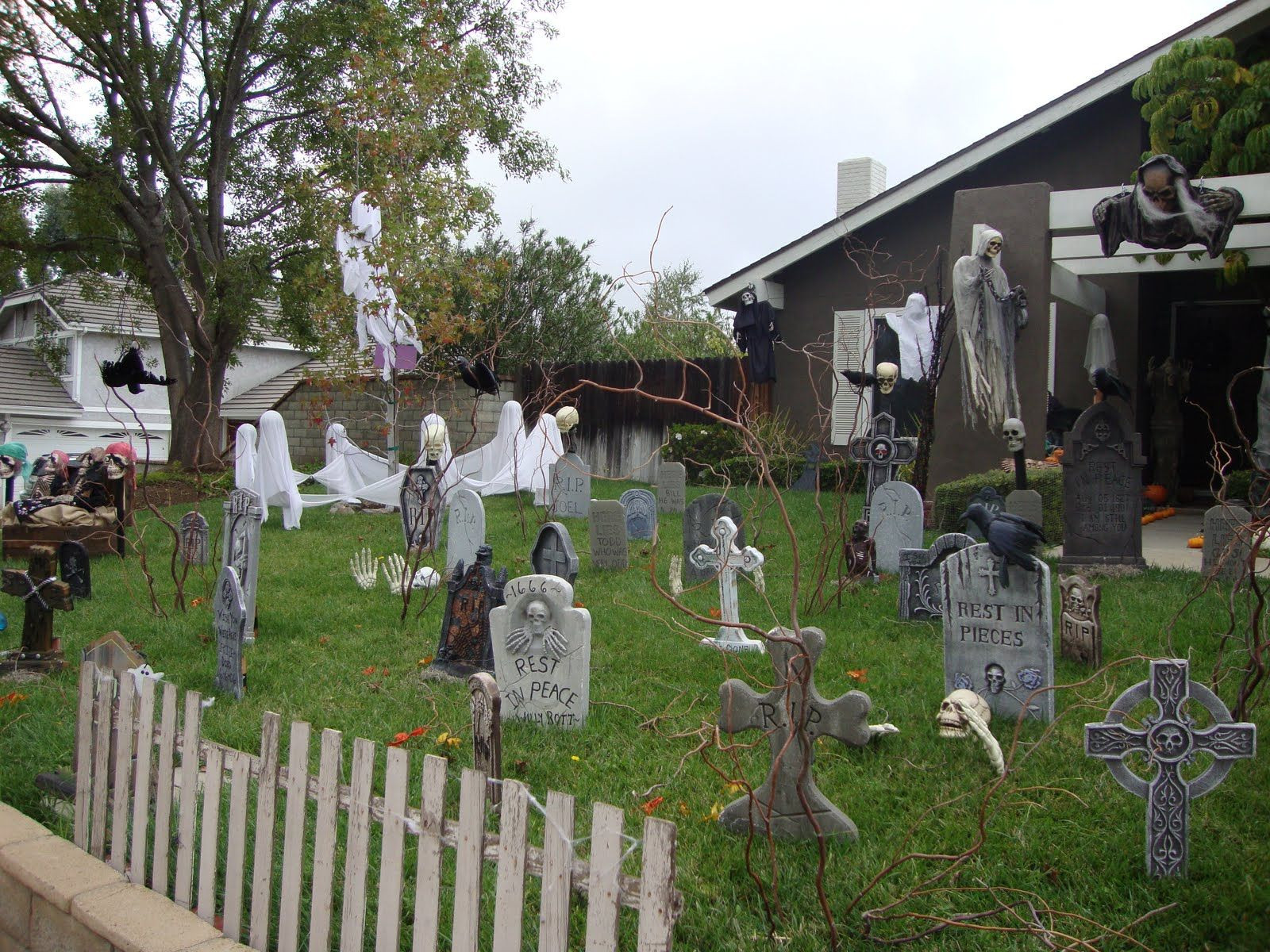 Front Yard Graveyard Halloween Beautiful Our Front Yard Graveyard Halloween 2010