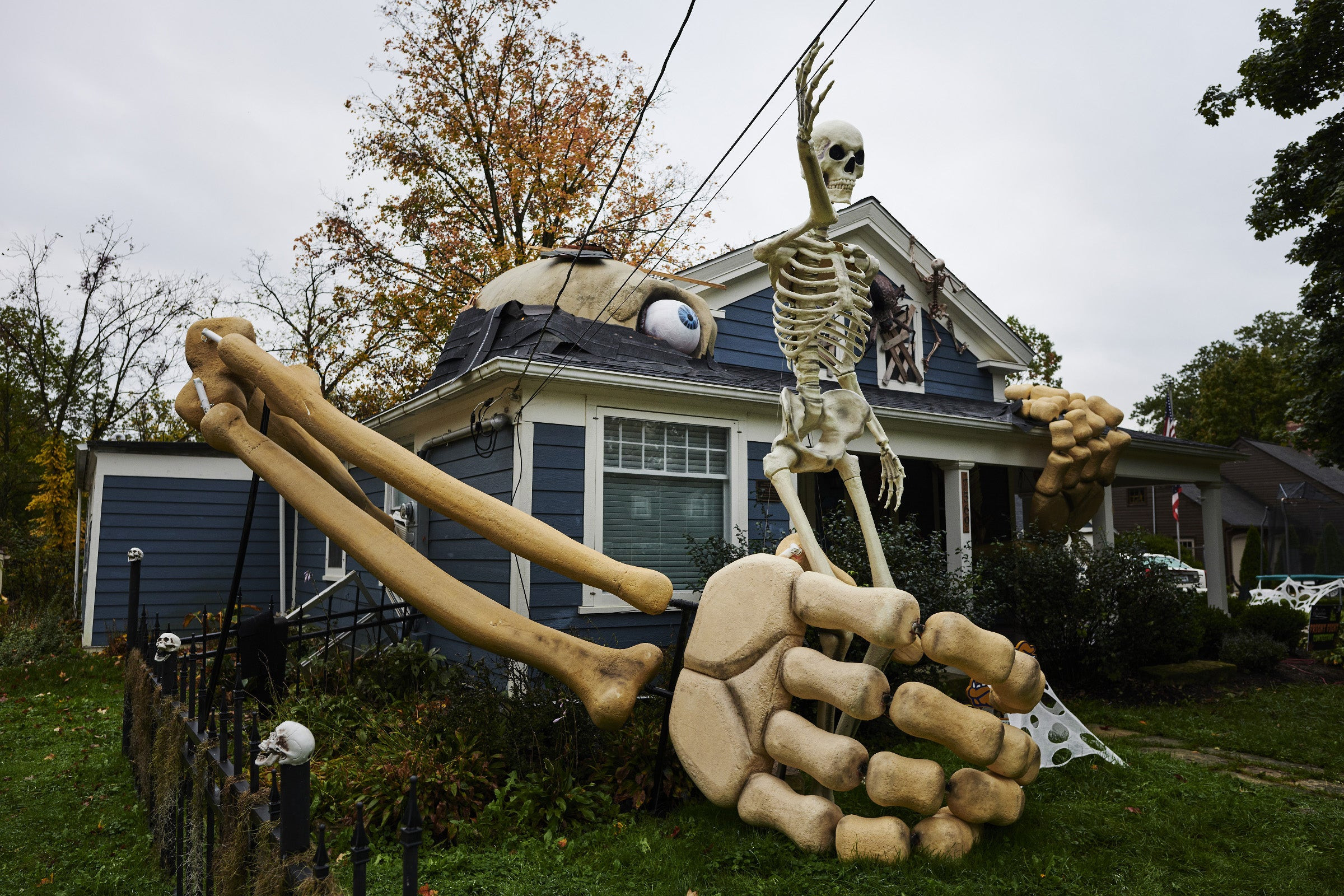 Giant Yard Skeleton Elegant Spooky and Fun Giant Skeleton Decoration Ideas for Halloween