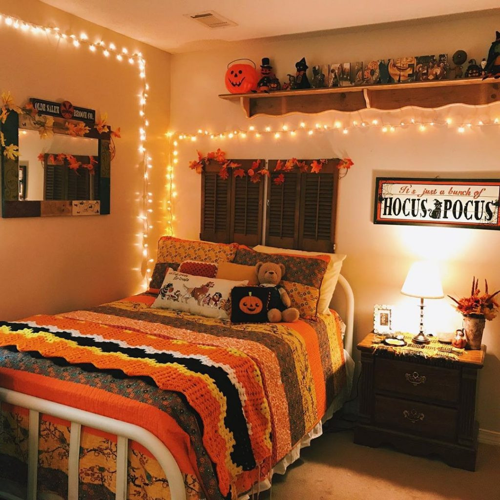 Halloween themed Room Beautiful 20 Cozy but Spooky Halloween Bedroom Decoration Ideas – Pinmomstuff