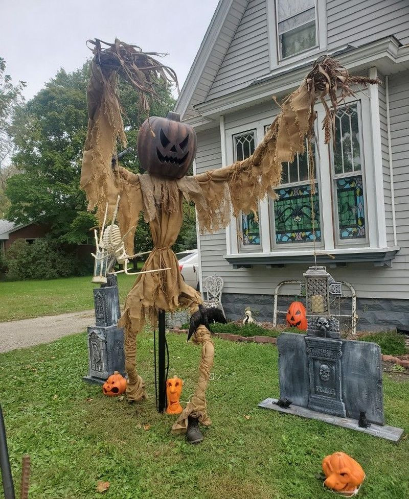 Scarecrow Halloween Decorations Unique 20 Halloween Scarecrow Decorations for Fright and Fun