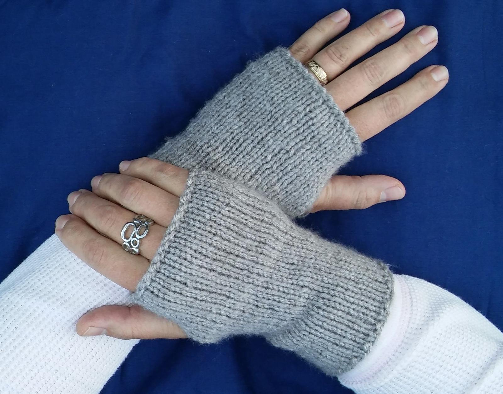 Knitted Gloves Pattern Lovely Fingerless Gloves Knitting Pattern