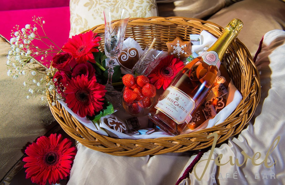 Romantic Gift Baskets for Girlfriend New Hotel Jewel Romance Gift Baskets